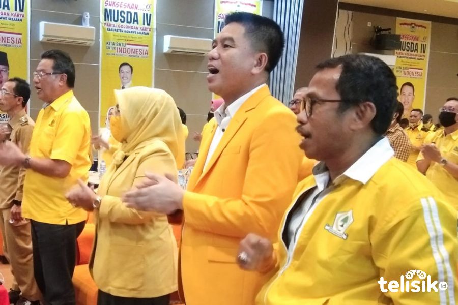 Ketua DPRD Konsel, Irham Kalenggo (kedua dari kanan). Foto: Kardin/Telisik