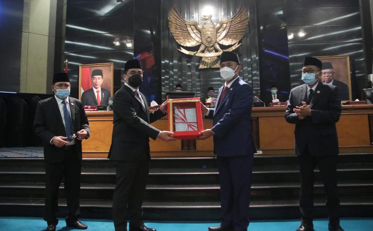 Penyerahan secara simbolis Raperda yang telah disepakati dari Pimpinan DPRD Provinsi DKI Jakarta kepada Wakil Gubernur Provinsi DKI Jakarta, Ahmad Riza Patria. Foto: Ist.