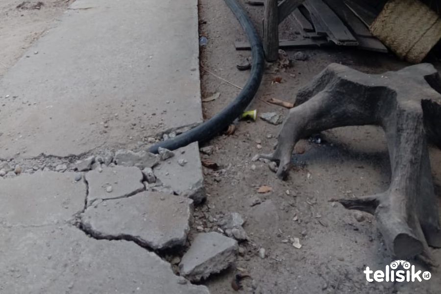 Jalan setapak yang rusak akibat pekerjaan pemasangan pipa air bersih. Foto: Deni Djohan/Telisik