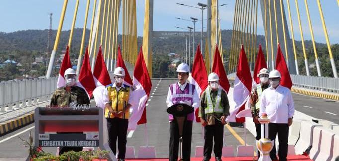 Peresmian Jembatan Teluk Kendari oleh Presiden Jokowi. Foto: Tito Hendratmoko/Indonesia Magenta Artistik