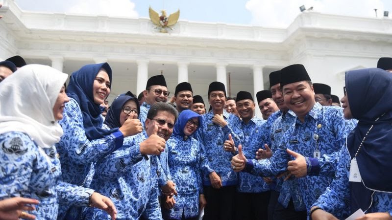 Presiden Jokowi saat berfoto dengan PNS. Foto: BBC.com