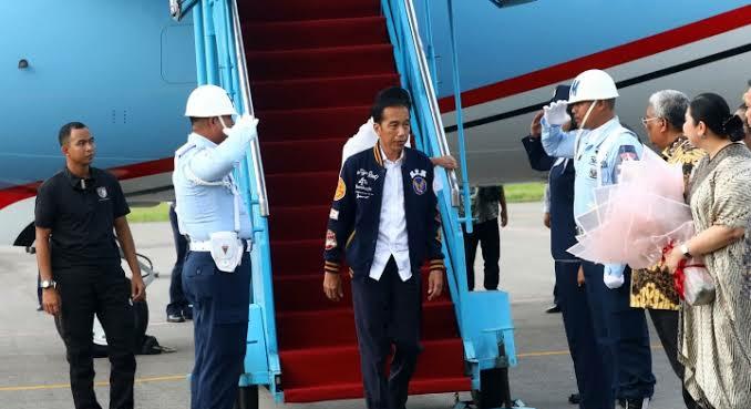 Wakil Ketua Komisi V DPR RI yang berasal dari dapil Sultra, Ridwan Bae (kiri) bersalaman dengan Presiden Joko Widodo (kanan). Foto: Repro Google.com