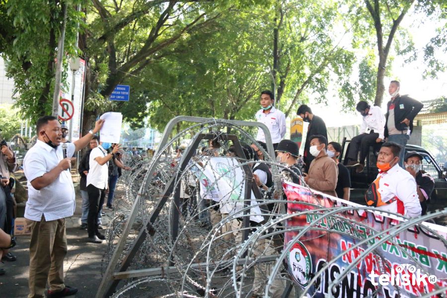 Aksi demonstrasi KAMMI di DPRD Sumut. Foto: Ones Lawolo/Telisik