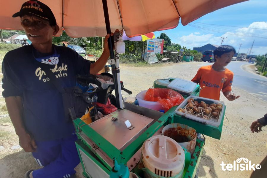 Pedagang Siomay. Foto: Ahmad Sadar/Telisik