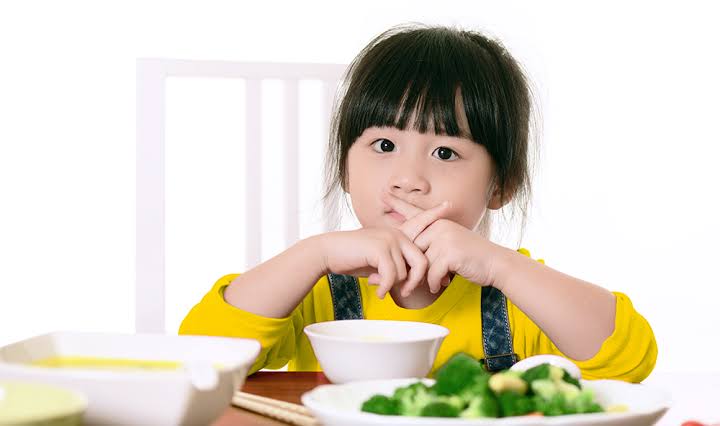 Salah satu tantangan yang harus dihadapi dalam mengurus anak adalah susah atau tidak mau makan. Foto: Repro dancow.co.id.