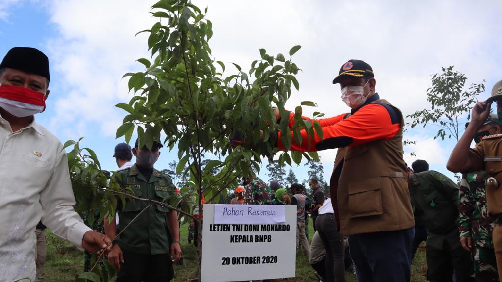 Kepala BNPB, Doni Monardo saat melakukan penanaman pohon di Telaga Saat Kabupaten Bogor. Foto: Ist.