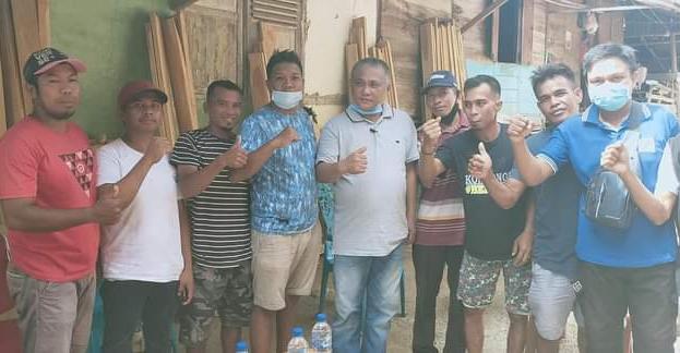 Kery Saiful Konggoasa bersama warga Muna. Foto: Ist.
