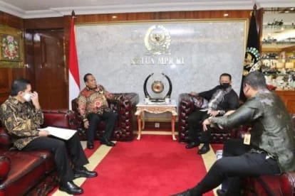 Ketua MPR RI, Bambang Soesatyo ketika berbincang dengan Rektor UNNES. Foto: Ist.