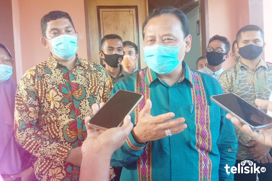 Ketua Bawaslu RI, Abhan (berbaju biru) bersama Ketua Bawaslu Wakatobi, LM Arifin (kiri/batik kuning). Foto: Mohamad Lukman Saputra/Telisik
