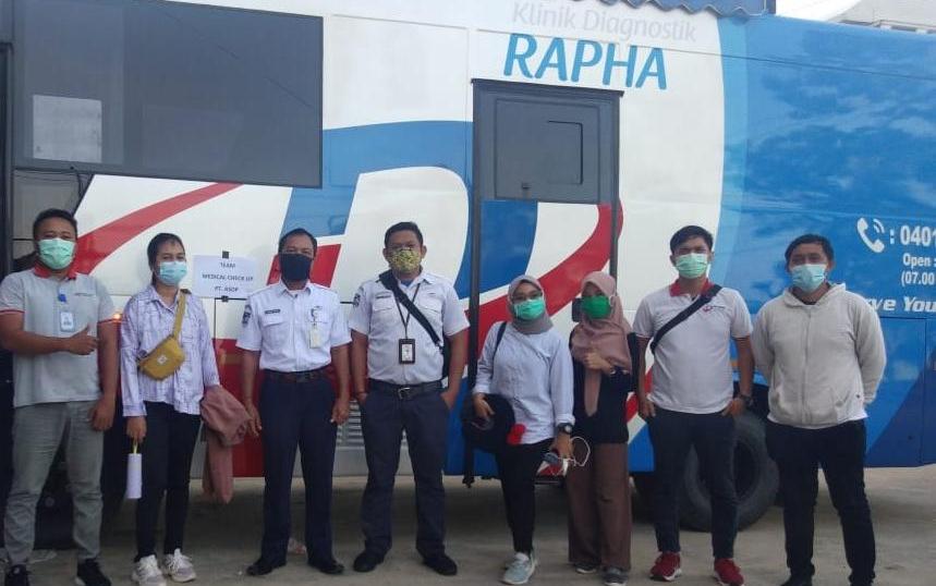 Tenaga medis yang melakukan pemeriksaan kesehatan pelaut. Foto: Ist.