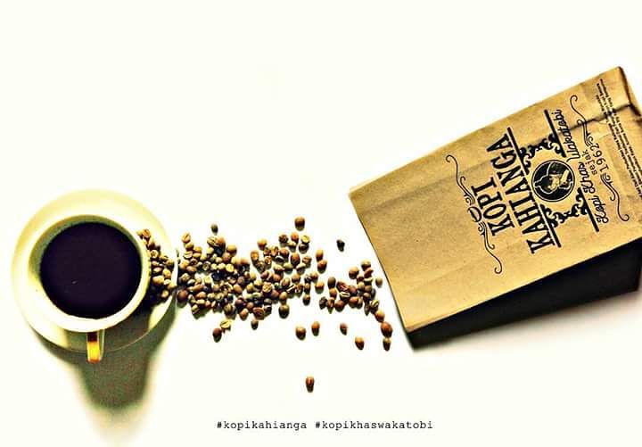 Ukuran daunnya lebar memanjang, dengan lekukan lancip di ujung daun. Buahnya berwarna hijau, kuning didominasi merah. Kopi Kahianga adalah jenis robusta. Foto: Ist.