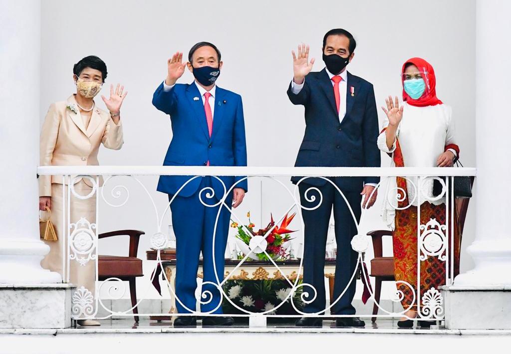 Perdana Menteri (PM) Jepang Yoshihide Suga beserta Ibu Mariko Suga bersama Presiden Jokowi beserta Ibu Negara Iriana Joko Widodo di Istana Bogor. Foto: Ist.