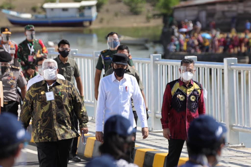 Gubernur Sultra, Ali Mazi (kiri) dan Wali Kota Kendari, Sulkarnain Kadir (kanan), mendampingi Presiden RI, Joko Widodo (tengah) saat meresmikan Jembatan Teluk Kendari. Foto: Ist.
