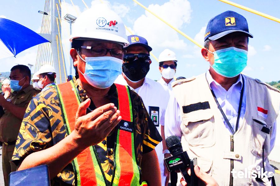 Wakil Ketua Komisi V DPR RI, Ridean Bae saat mengunjungi Jembatan Teluk Kendari. Foto: Siswanto Azis/Telisik