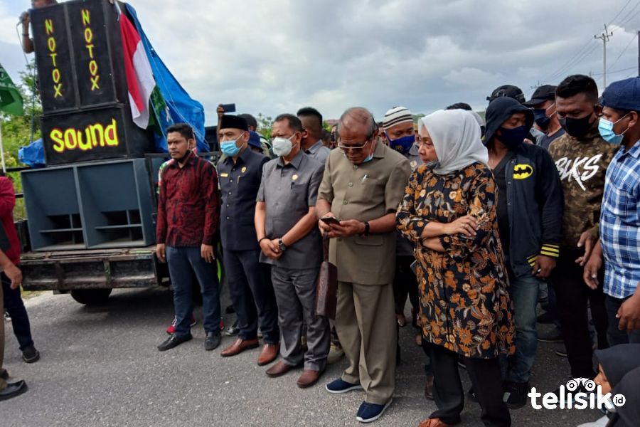 Jajaran Anggota DPRD Baubau saat menemui massa aksi. Foto: Iradat Kurniawan/Telisik