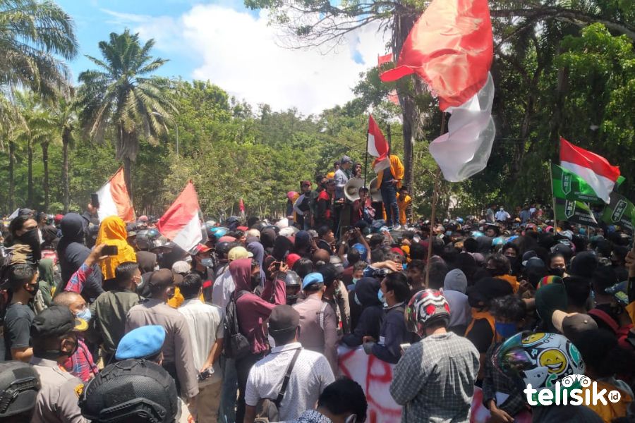 Aksi demonstrasi penolakan UU Cipta kerja Omnibus Law di DPRD Sultra. Foto: Ibnu/Telisik