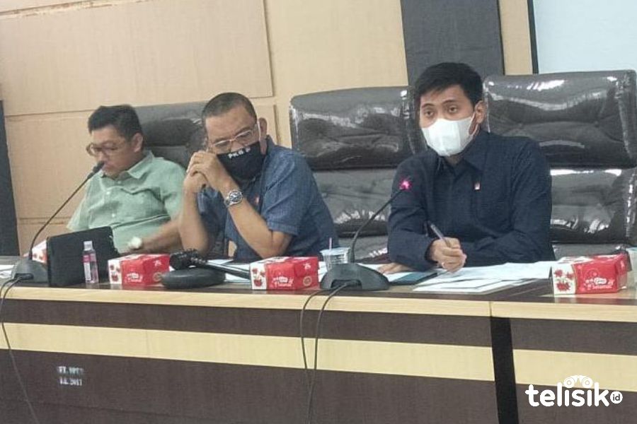 Ketua Komisi I DPRD Kota Kendari, Rizki Brilian Pagala (kanan berbaju hitam) saat memimpin RDP. Foto: Musdar/Telisik