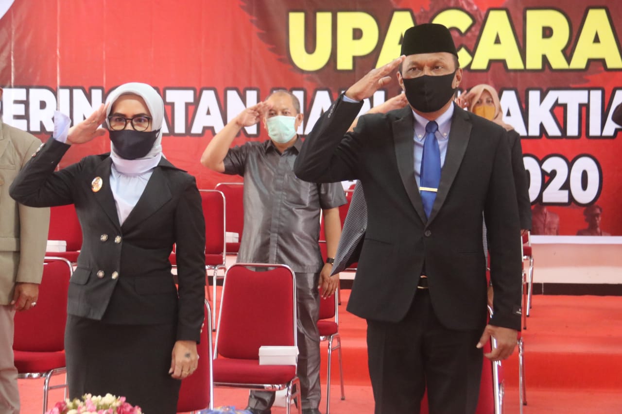 Wakil Bupati Buton, Iis Elianti (kiri) saat memimpin upacara peringatan Hari Kesaktian Pancasila. Foto: Ist.