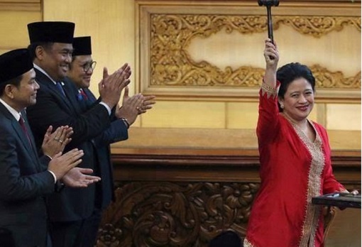 Puan Maharani (baju merah) saat mengangkat palu sidang DPR RI. Foto: Repro Google.com