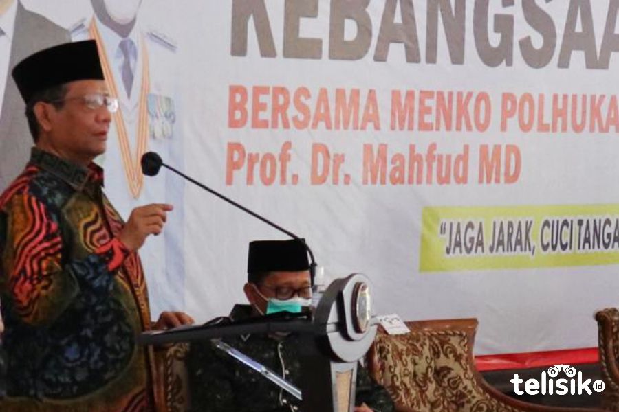 Mahfud MD saat kampanye protokol COVID-19 di Jatim. Foto: Tri Wahyudi Ari Setyawan/Telisik