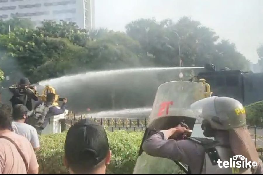 Saat Water Canon mengurai massa. Foto: Try Wahyudi Ari Setyawan/Telisik