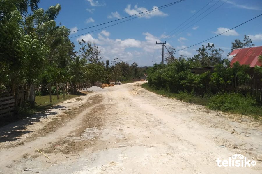 Jalan di Kontu Barat yang telah dibuangkan material. Foto: Sunaryo/Telisik