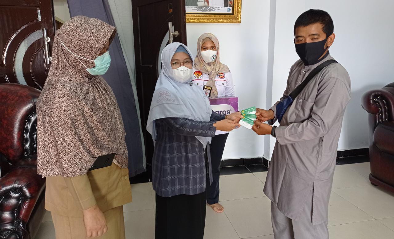 Penyerahan bantuan kepada orang tua Nabila. Foto: Ist.