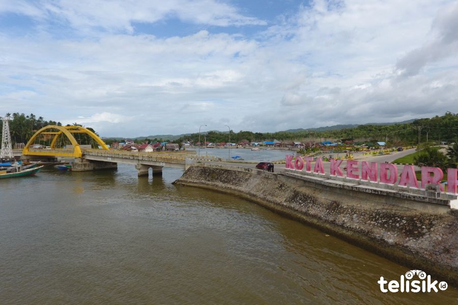 Kawasan Bungkutoko-Talia salah satu kawasan destinasi wisata di Kota Kendari. Bungkutoko dirancang menjadi pusat wisata kuliner dengan konsep water front city. Foto: Sumarlin/Telisik