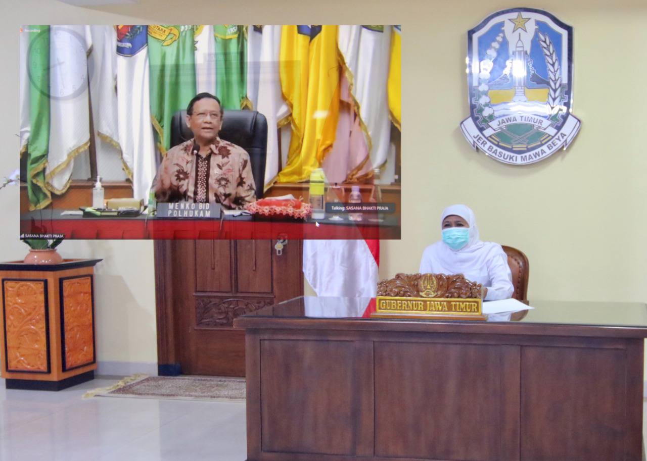 Gubernur Jatim, Khofifah Indar Parawansa saat daring bersama Menkopolhukam, Mahfud MD. Foto: Ist.