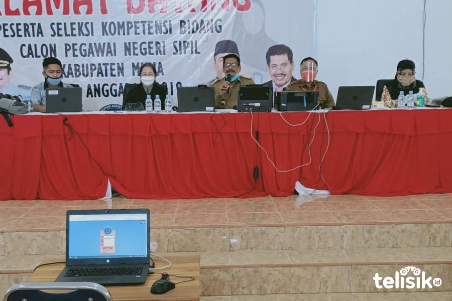 Kepala BKPSDM Muna, Sukarman Loke membuka pelaksanaan SKB. Foto: Sunaryo/Telisik