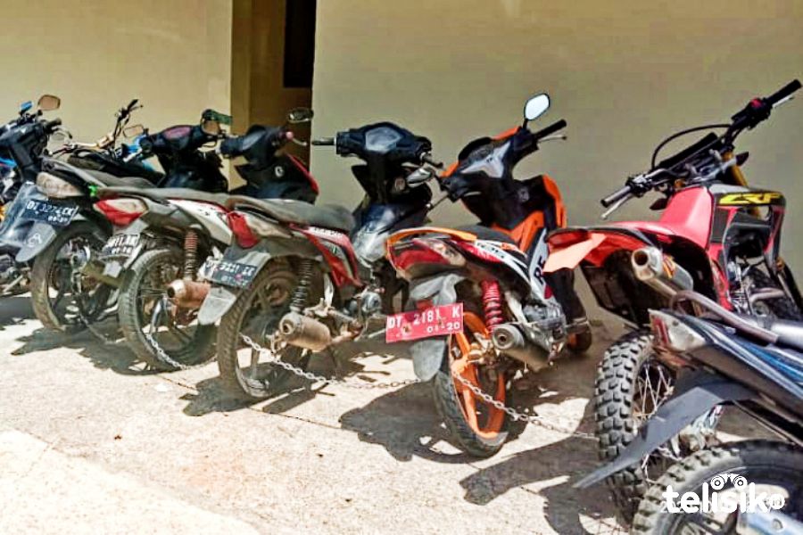 Puluhan kendaraan yang diamankan polisi. Foto: Hir Abrianto/Telisik