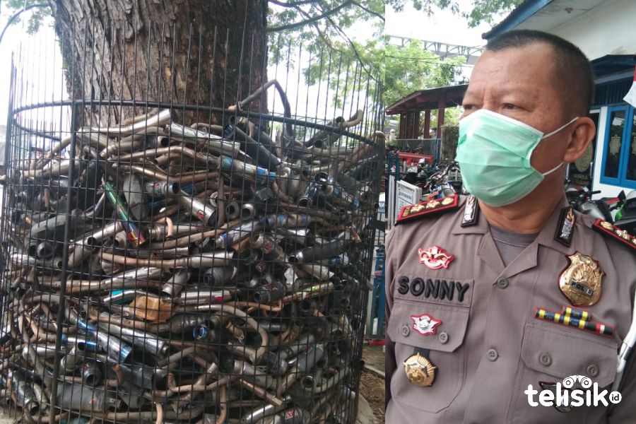 Kasatlantas Polrestabes Medan, AKBP Sonny Siregar. Insert: Knalpot racing yang disita polisi. Foto: Ones Lawolo/Telisik