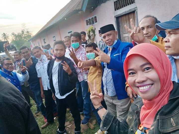 Tim kampanye Paslon RAPI, Awal Jaya Bolombo (peci hitam) di lokasi kampanye. Foto : Ist.