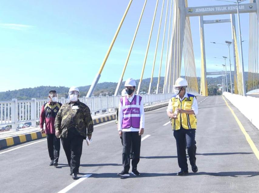 Presiden Jokowi (tengah/rompi ungu) meninjau Jembatan Teluk Kendari. Foto: Ist.