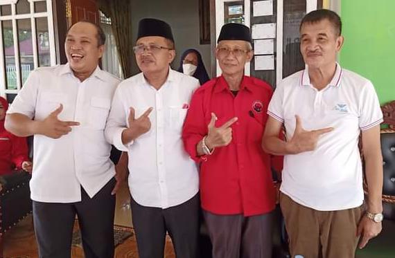 Calon Bupati Konut, Ruksamin (Kiri), ketua tim pemenangan "RABU" Sudiro (kedua dari kiri), Ketua DPD PDIP Sultra, Lukman Abunawas (berbaju merah) dan Calon Wakil Bupati Konut Abu Haera (Kanan). Foto: Ist.