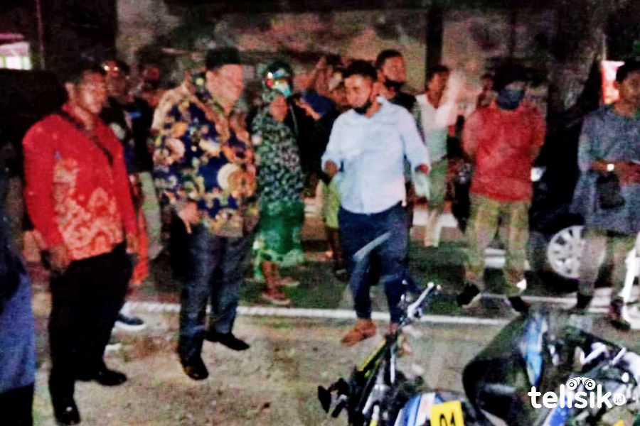 LM Rusman Emba saat melihat poskonya dirusak. Foto: Sunaryo/Telisik