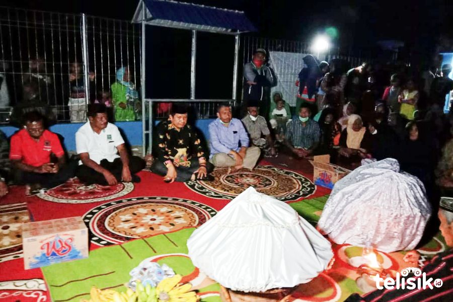 LM Rusman Emba bersama warga Desa Masalili menggelar syukuran atas mengalirnya air bersih. Foto: Sunaryo/Telisik