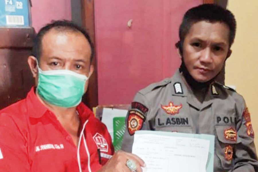Kuasa Hukum Rusman Emba, La Ode Syahribin melaporkan salah seorang warga di Polres Muna. Foto: Ist.