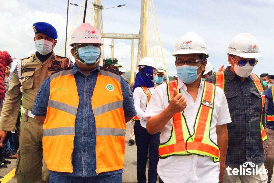Gubernur Sultra, Ali Mazi dan Wakil Ketua Komisi V DPR-RI Ridwan Bae saat uji kelayakan Jembatan Teluk Kendari. Foto: Siswanto Azis/Telisik