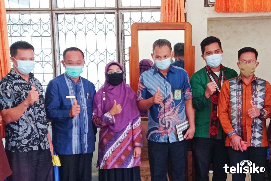 Kadis Dikmudora Kota Kendari, Makmur (dua dari kiri) bersama perwakilan BPKP. Foto: Sumarlin/Telisik