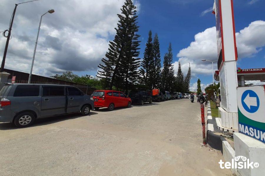 Nampak SPBU Pertamina Anduonohu dipadati kendaraan roda empat  Foto: Ahmad Sadar/Telisik