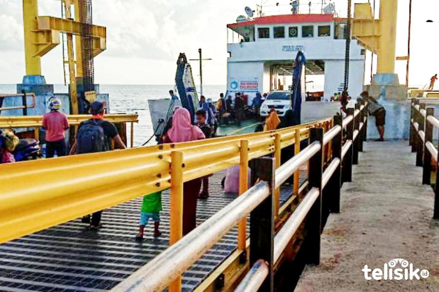 KMP Feri Madidihang Berlabuh di Dermaga Pelabuhan Kasipute, Bombana. Foto: Hir/Telisik