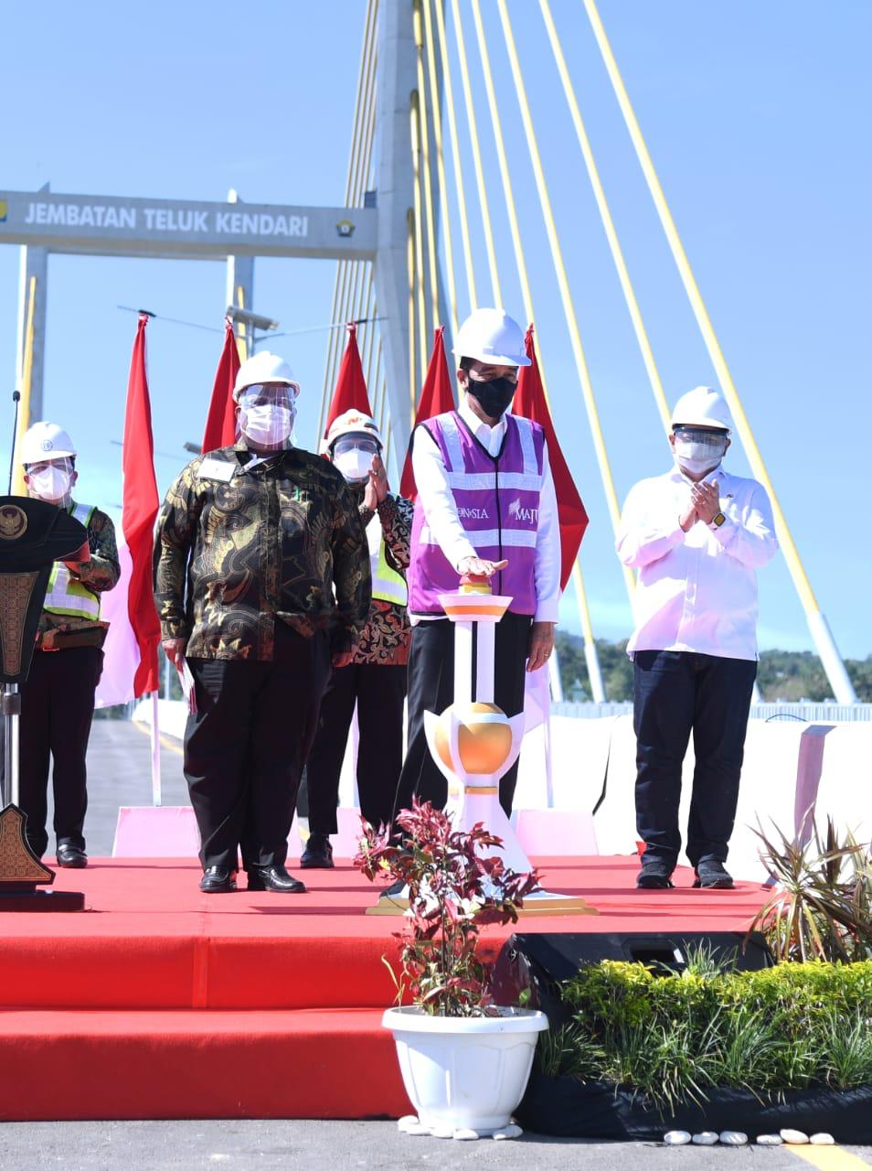 Presiden Jokowi saat meresmikan Jembatan Teluk Kendari. Foto: Ist.
