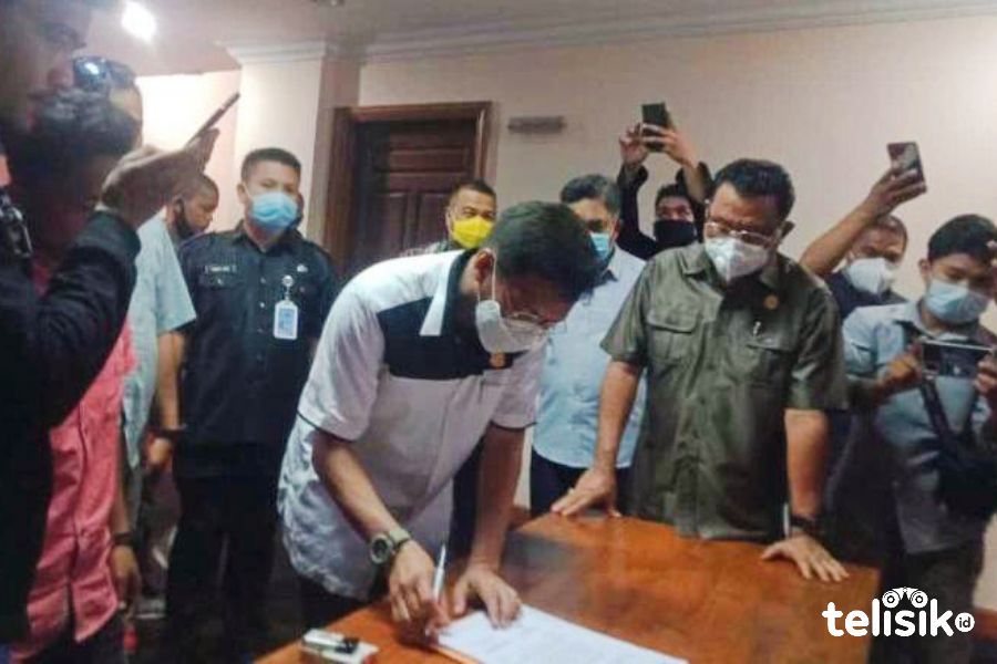 Ketua DPRD Sultra, Abdurrahman Shaleh saat menandatangani penolakan UU Omnibus Law. Foto: Ibnu Sina Ali Hakim/Telisik