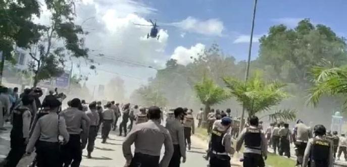 Pembubaran aksi unjuk rasa menggunakan helikopter di halaman Polda Sultra September lalu. Foto: Repro Google.com