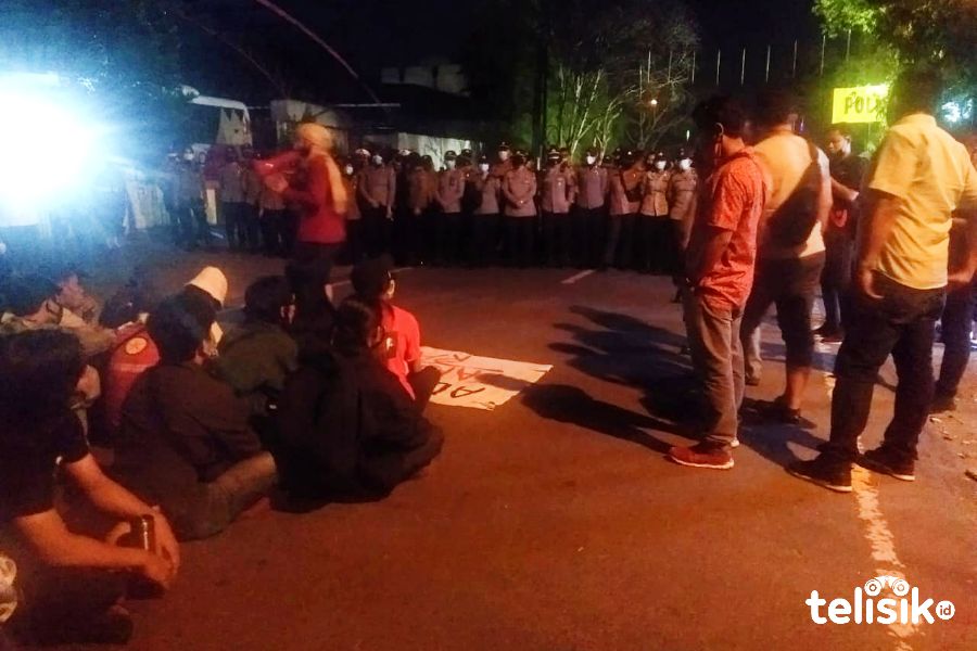 Massa demo mendatangi markas Polrestabes Medan, menuntut tiga rekannya dibebaskan. Foto: Ones Lawolo/Telisik