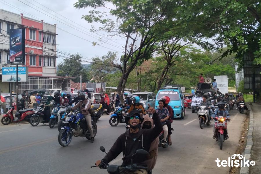 Penyisiran toko oleh massa aksi yang menolak penetapan UU Omnibus Law. Foto: Ibnu/Telisik