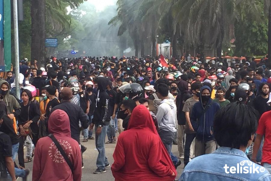 Nampak kepulan asap dari tembakan gas air mata Polisi ke arah massa. Foto: Siswanto Azis/Telisik