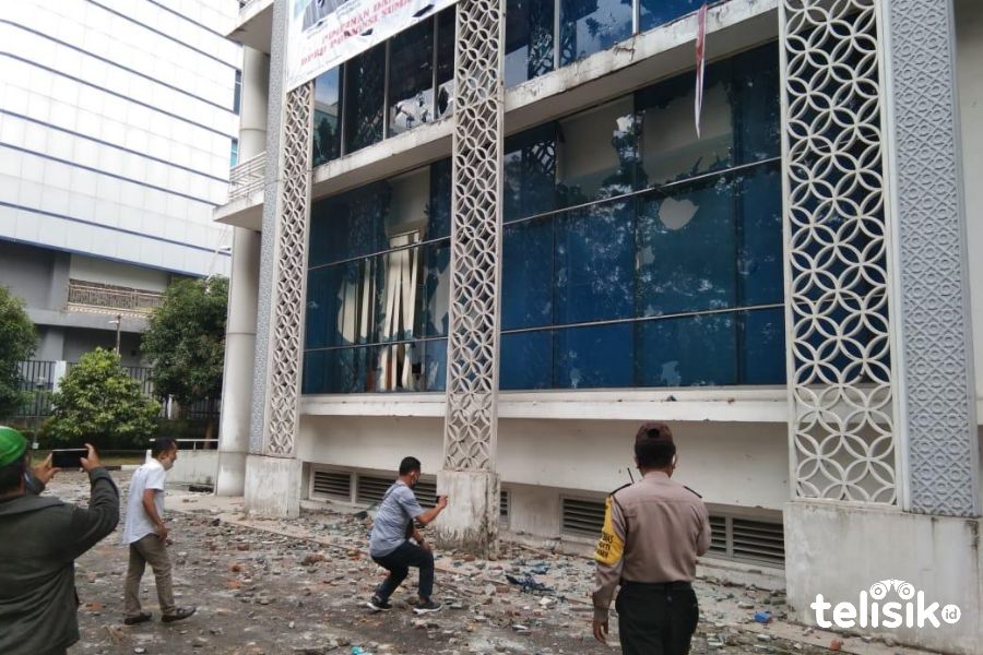 Nampak kaca Gedung DPRD Sumut pecah karena dilempar batu oleh massa. Foto: Ones Lawolo/Telisik