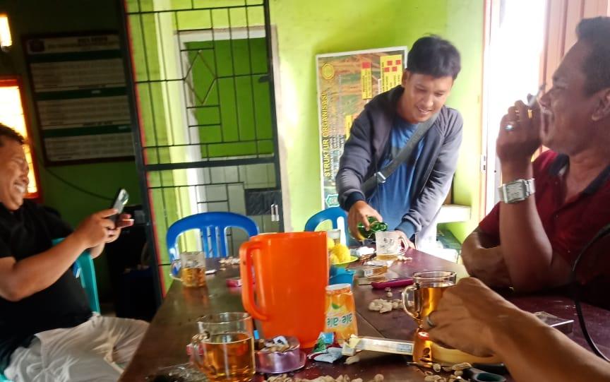 Plt Kades Tonasa (berbaju merah) nampak berada di pesta Miras. Foto: Ist.